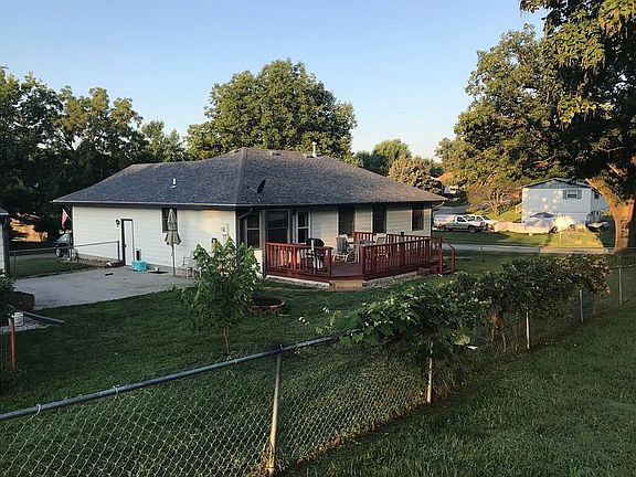 5th image of 300 Cottonwood St