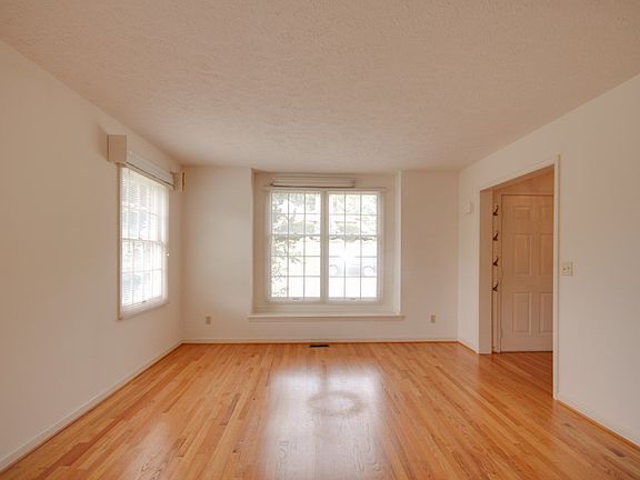 3rd image of 953 Greenbriar Dr