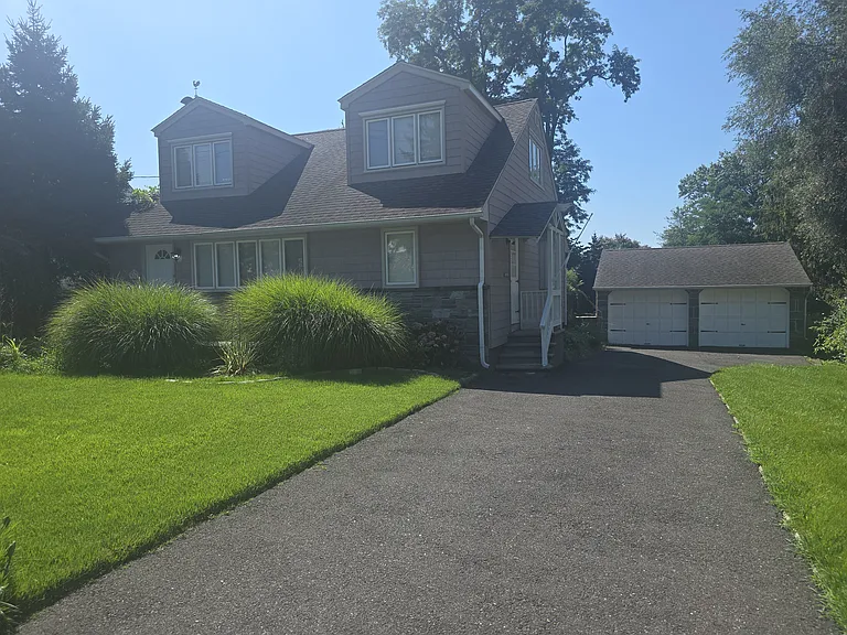 316 Hutchinson Ave — Photo 2