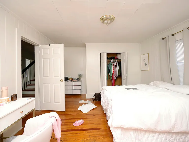 822 Clarendon St — Photo 2