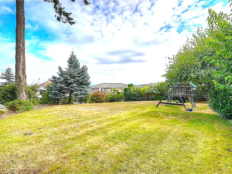 Fully-fenced Large Backyard