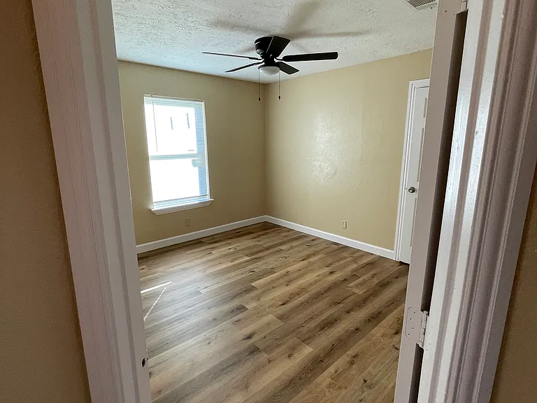 525 Royal Ave — Photo 9