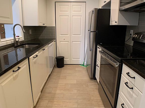 4th image of 27 Greentree Ln #46