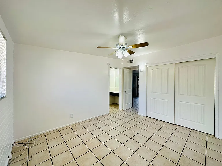 Brown4101-4117 — Photo 16