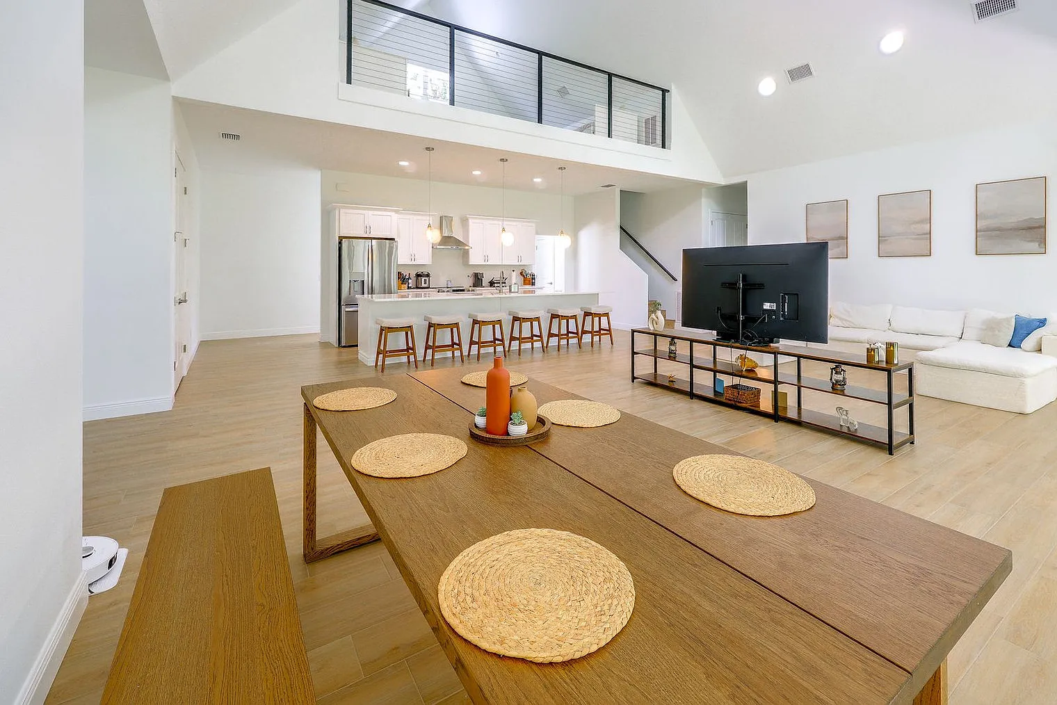 4 bed, 2.0 bath, 3196 sqft, $7,193 — Photo 4