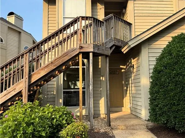 511 E Lake Cir, Chesapeake, VA 23322