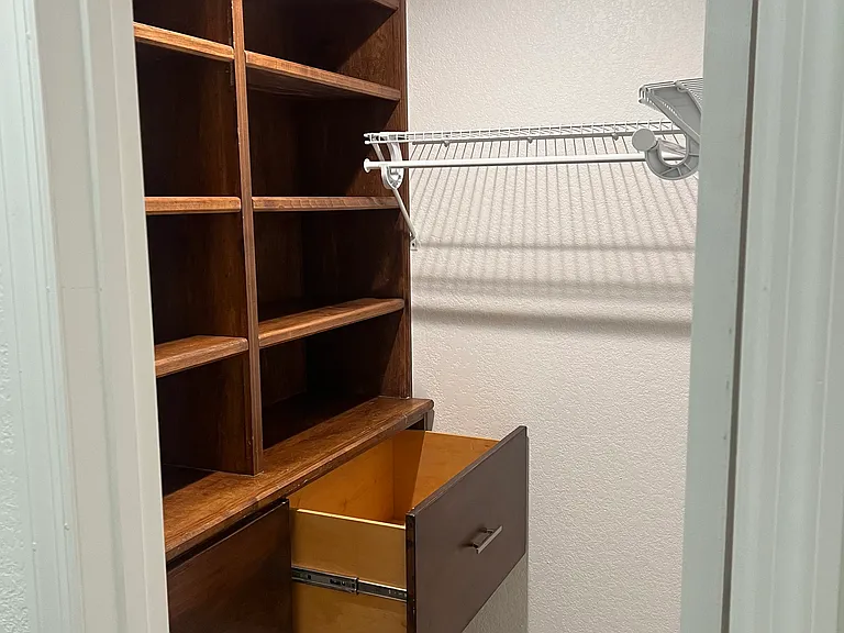1809 Barksdale Dr — Photo 3