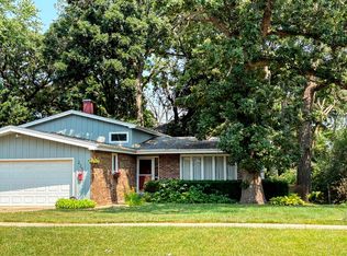 225 S Seymour Ave, Mundelein, IL 60060