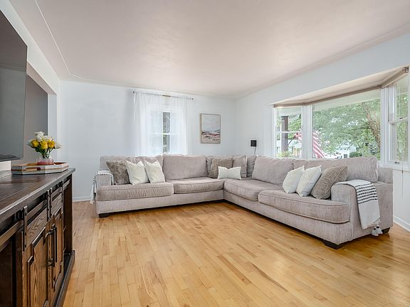 5th image of 713 Cambridge Dr
