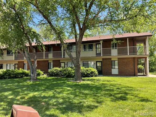 220 Suppiger Ln APT 211, Highland, IL 62249