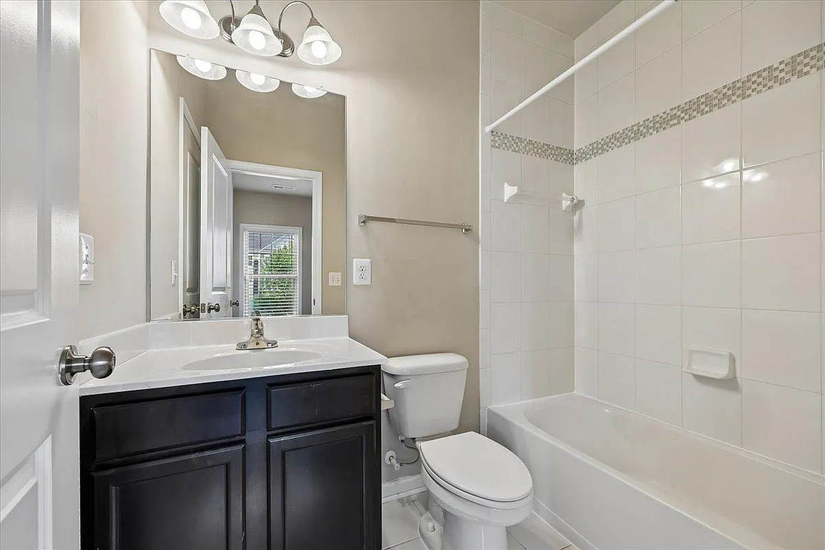 3 bed, 5.0 bath, 1881 sqft, $3,850 — Photo 4