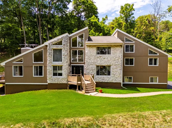 4 S Hill Road, Tomkins Cove, NY 10986