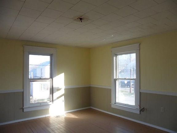 5th image of 107 W Markland St