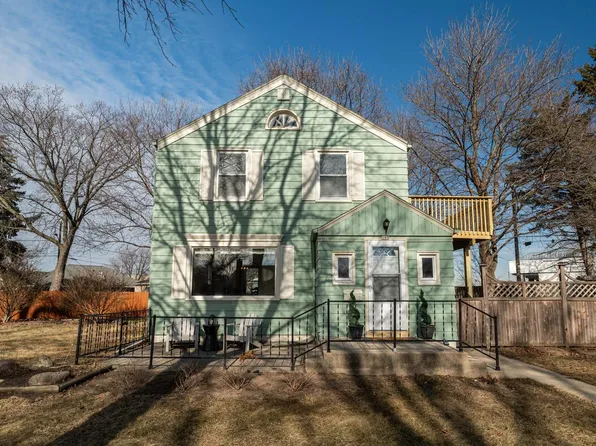 160 East Gauer CIRCLE, Milwaukee, WI 53207