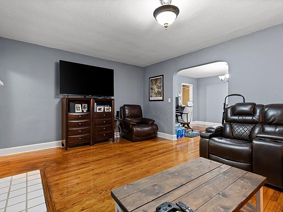 5th image of 215 S Lovell Ave