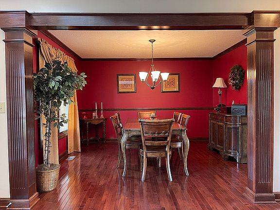 3rd image of 876 Meadowood Dr
