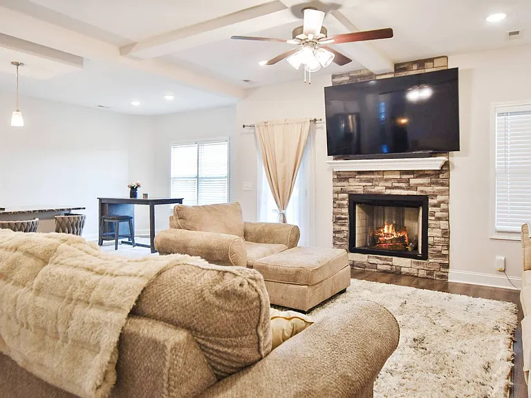 1462 Citadel Dr — Photo 2