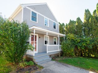 27 Fenner Ave, Middletown, RI 02842