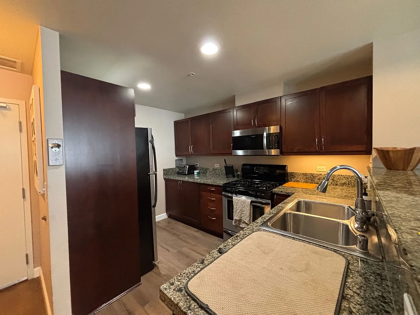 Modern Downtown Condo with Balcony, Pool, and Reserved Parking — Photo 2