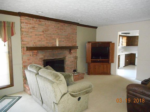 5th image of 557 Village Dr