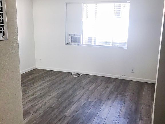 2nd image of 3520 Clarington Ave #4