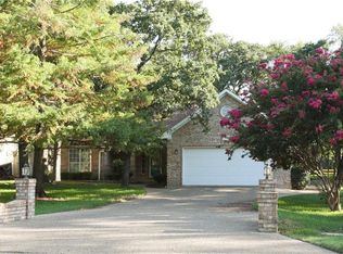 1014 Kiowa Dr W, Lake Kiowa, TX 76240