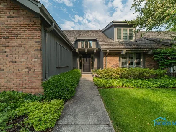 29796 Foxhill Rd, Perrysburg, OH 43551