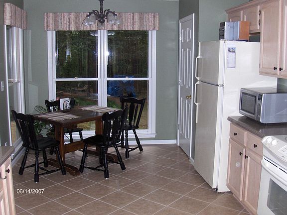 Lg kit w/eating area overlooking back