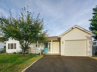 20 Peachtree Ln, Levittown, PA 19054