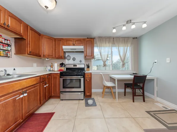 2 Faust Ct, Ann Arbor, MI 48108