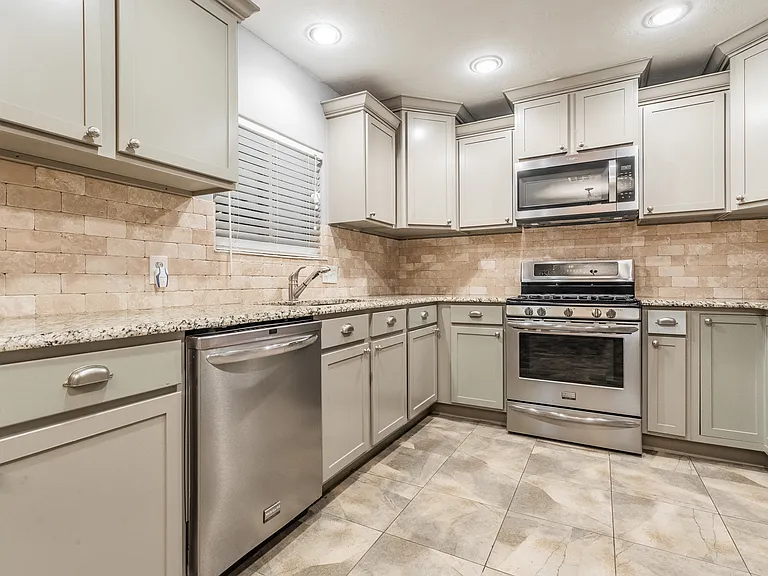 1906 Dorchester Dr — Photo 9