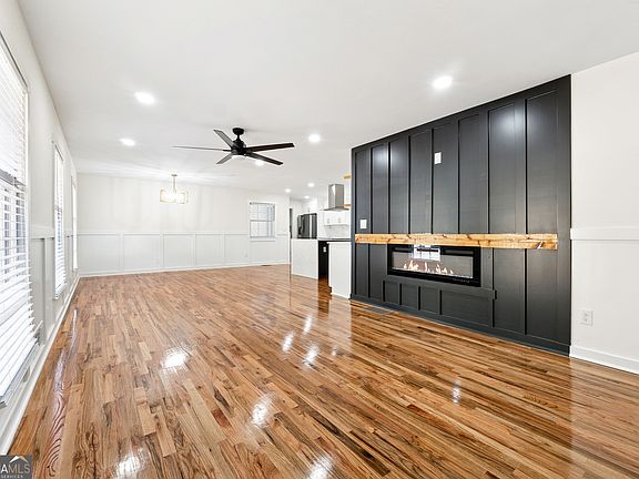 4th image of 2055 Oak Rd