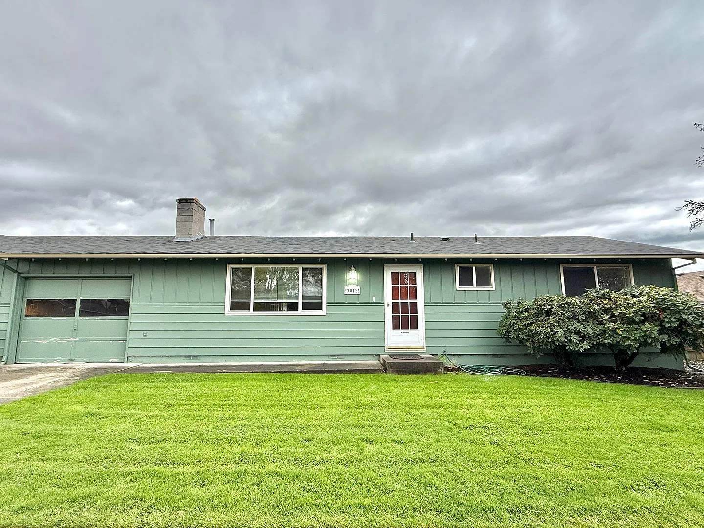 3 Bedroom, 1.5 Bathroom Duplex in Southwest Medford — Photo 1