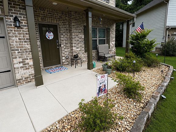 3rd image of 896 Crescent Ln