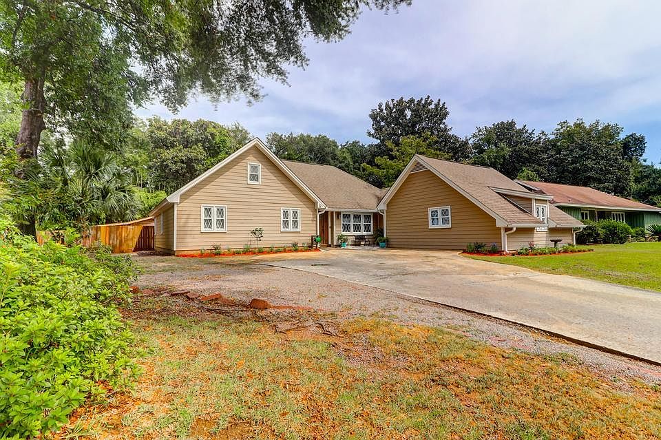 938 Regatta Road in desirable Harbor Woods Neighborhood. School zone of Stiles Point Elementary and James Island Charter High School. Both are within a golf cart ride, bicycle ride or walking distance.