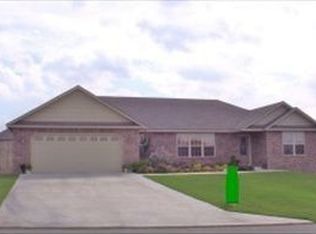 702 E 7th St, Grove, OK 74344