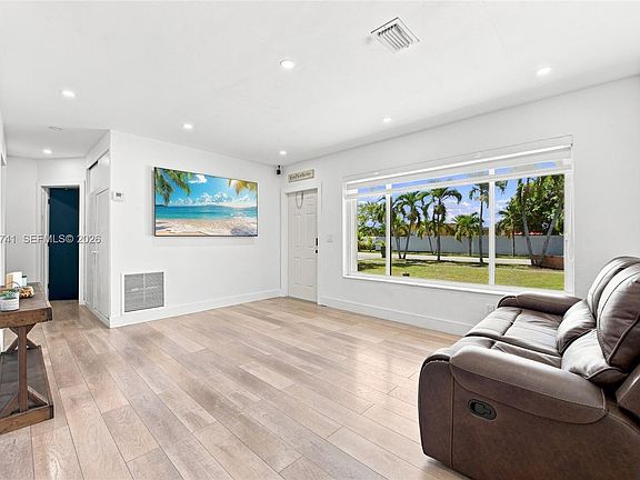 3rd image of 681 W 55th Pl