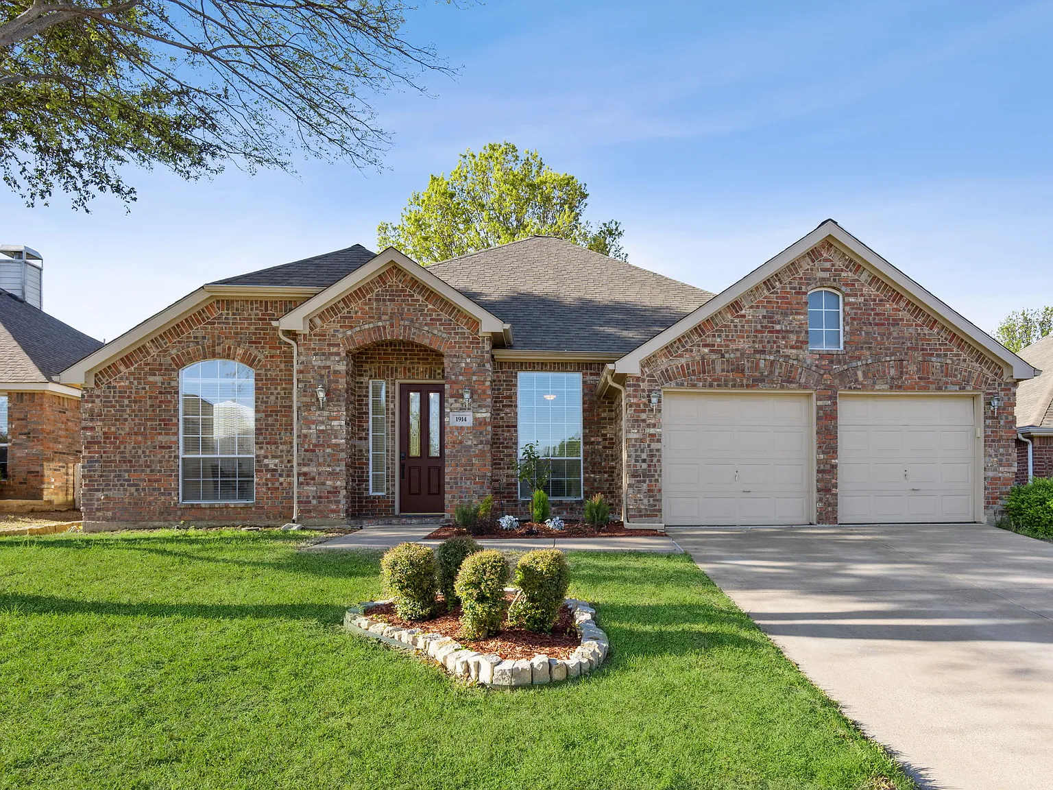 4 bed, 2324 sqft, $8,100 — Photo 2