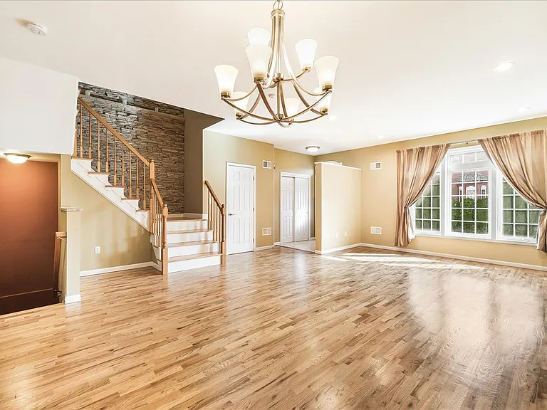 58 Alexander Ct — Photo 8