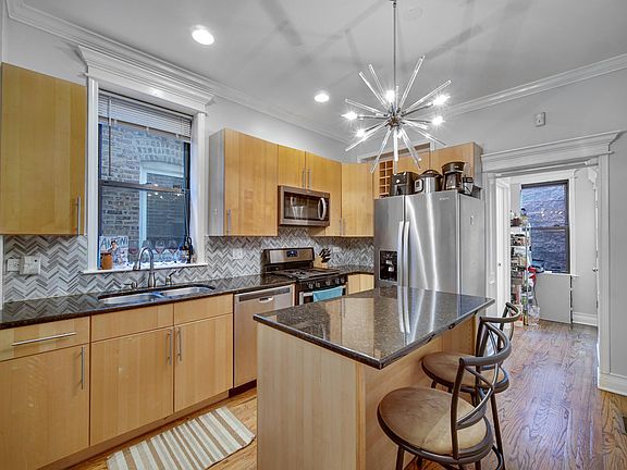 3rd image of 1246 W Roscoe St Floor 1