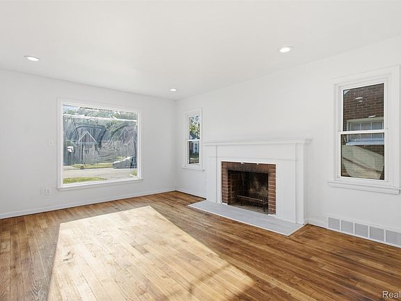 4th image of 18636 Mark Twain St