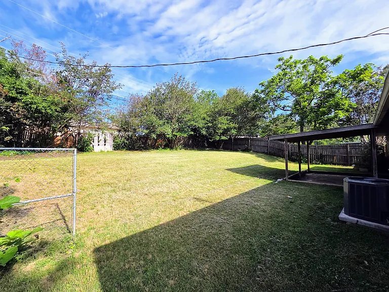 217 Ross Ave — Photo 11