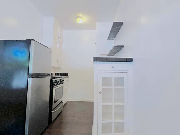 2028 N Beachwood Dr #202 — Photo 8