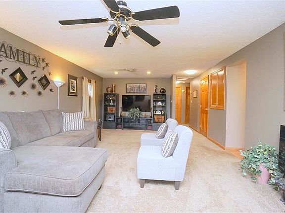 5th image of 44 Mayberry Dr E