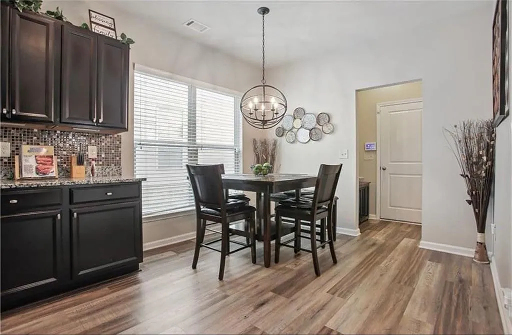 4 bed, 2.5 bath, 2094 sqft, $2,799 — Photo 4