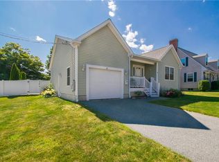 19 Buttonwood St, Bristol, RI 02809