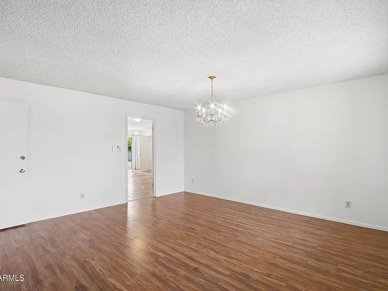 1014 E Balboa Cir — Photo 48