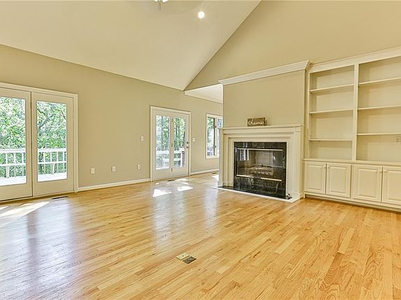 3rd image of 423 Westwoods Dr