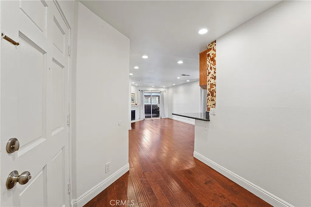 2 bed, 1046 sqft, $2,700 — Photo 4