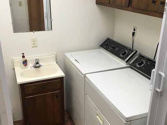 1st floor laundry/poweder room